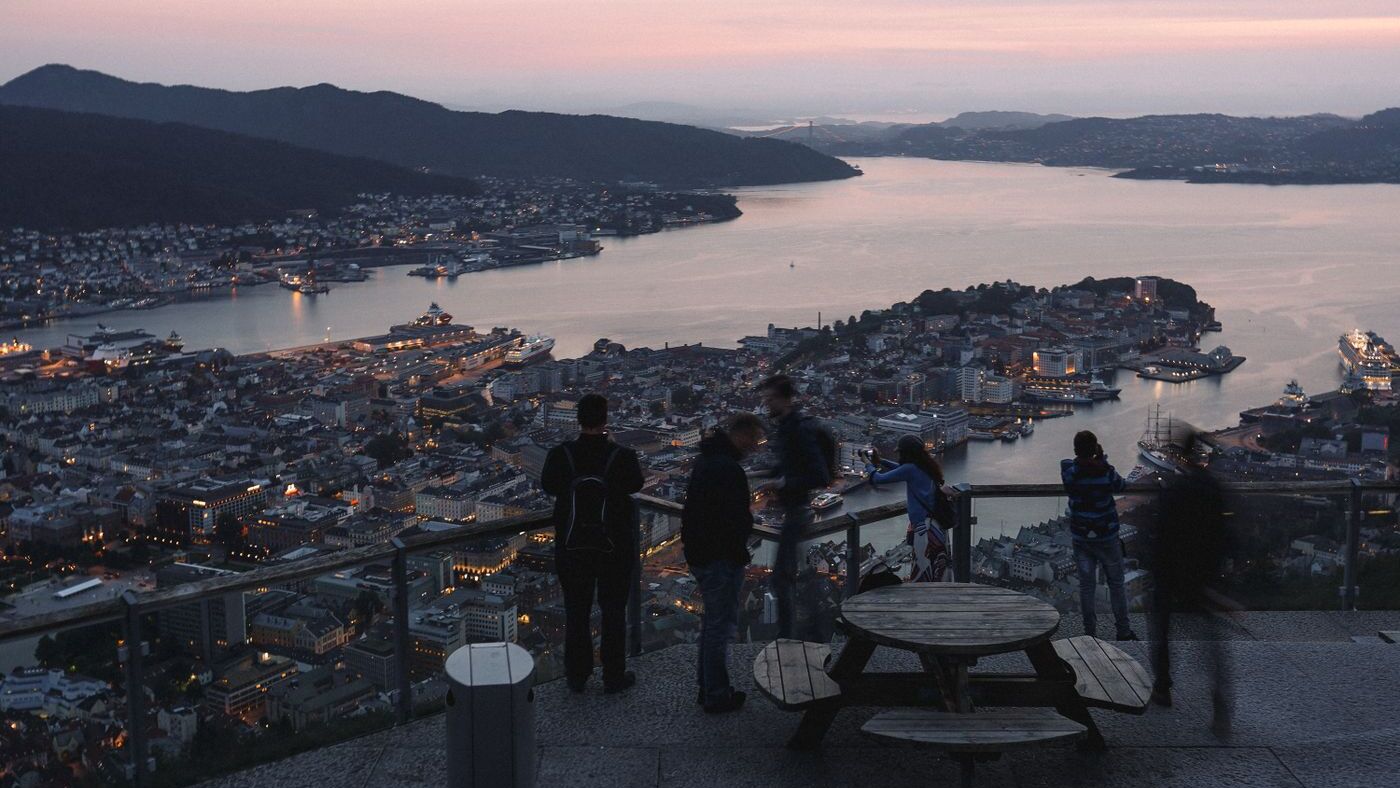 Grupo disfrutando de una terraza en la azotea al atardecer durante un viaje de incentivos corporativos en Lisboa